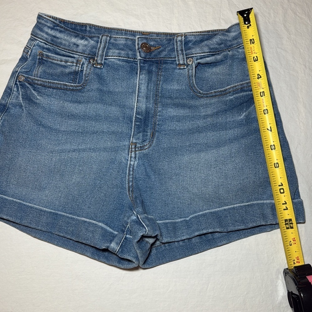 American Eagle Outfitters Women's Roll Cuff Medium Wash Mom Shorts Size 2 EUC - Picture 7 of 10